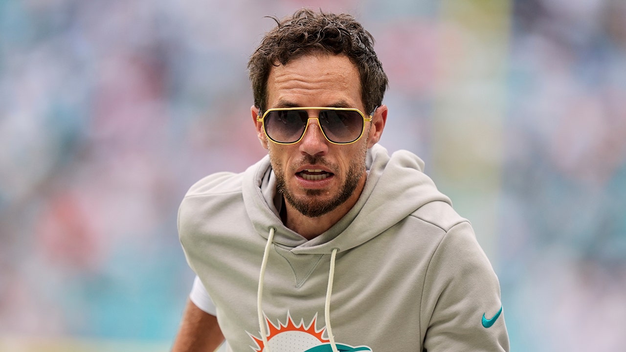 Dolphins’ Mike McDaniel offers bewildering quote about winning as banner calls for his firing