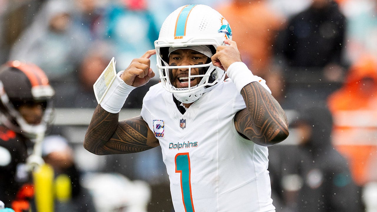 Controversial former NFL lineman rips Dolphins amid poor start: ‘This is a dumpster fire’